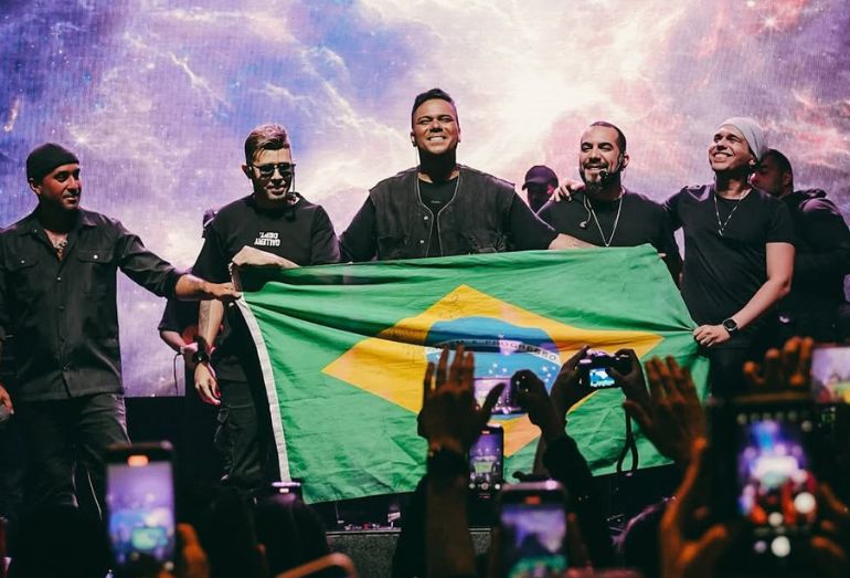 Sorriso Maroto grava roda de samba no icônico estúdio dos Beatles em Londres