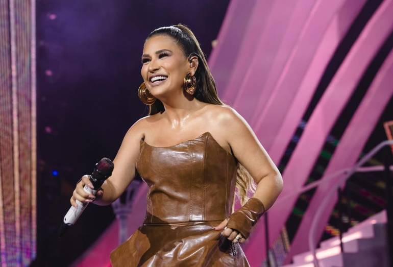 Simone Mendes atinge marca histórica na carreira