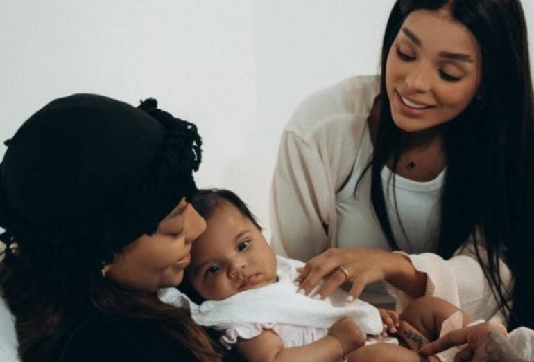 Em família: Ludmilla posta fotos inéditas com a filha Zuri e Brunna Gonçalves