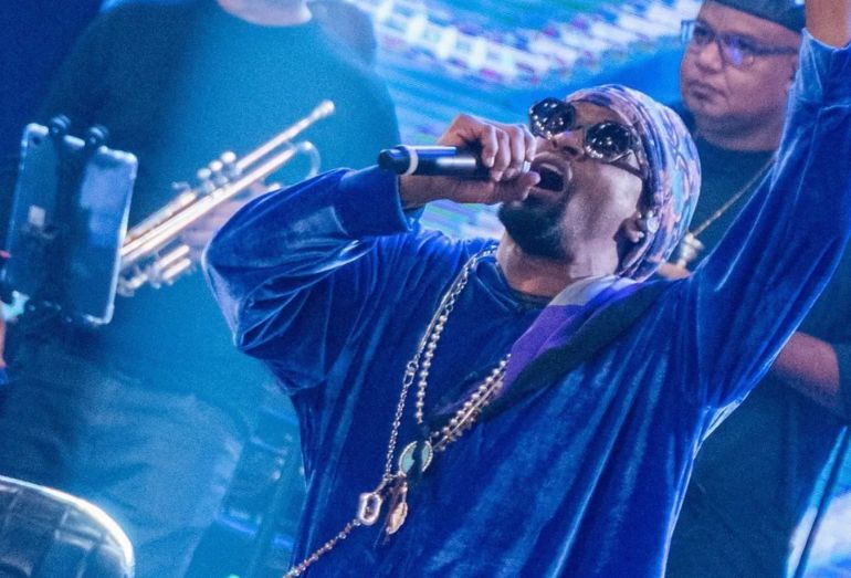 Toni Garrido rebate críticas após mudar letra de “Girassol”