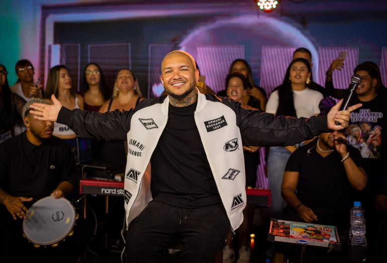 Suel invade o Shopping Nova Iguaçu com show nostálgico nesta sexta-feira (20)