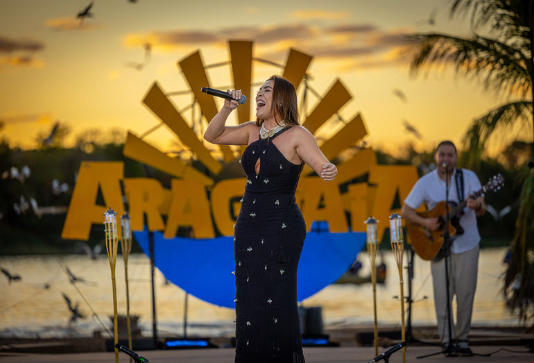 Naiara Azevedo grava audiovisual às margens do Rio Araguaia