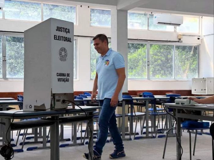 Dr. Serginho vota em Cabo Frio depois de receber apoio de eleitores