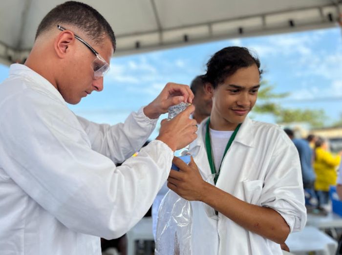 Rede pública municipal de ensino de Arraial do Cabo marca presença em evento regional de tecnologia