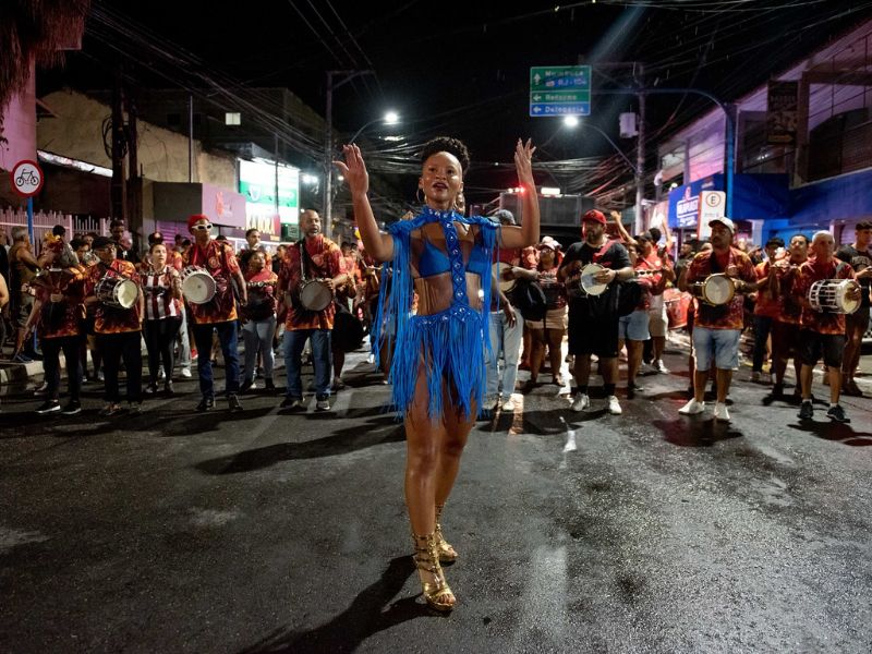 Debaixo de chuva, União de Maricá mostra empolgação em mais um ensaio aberto no centro da cidade