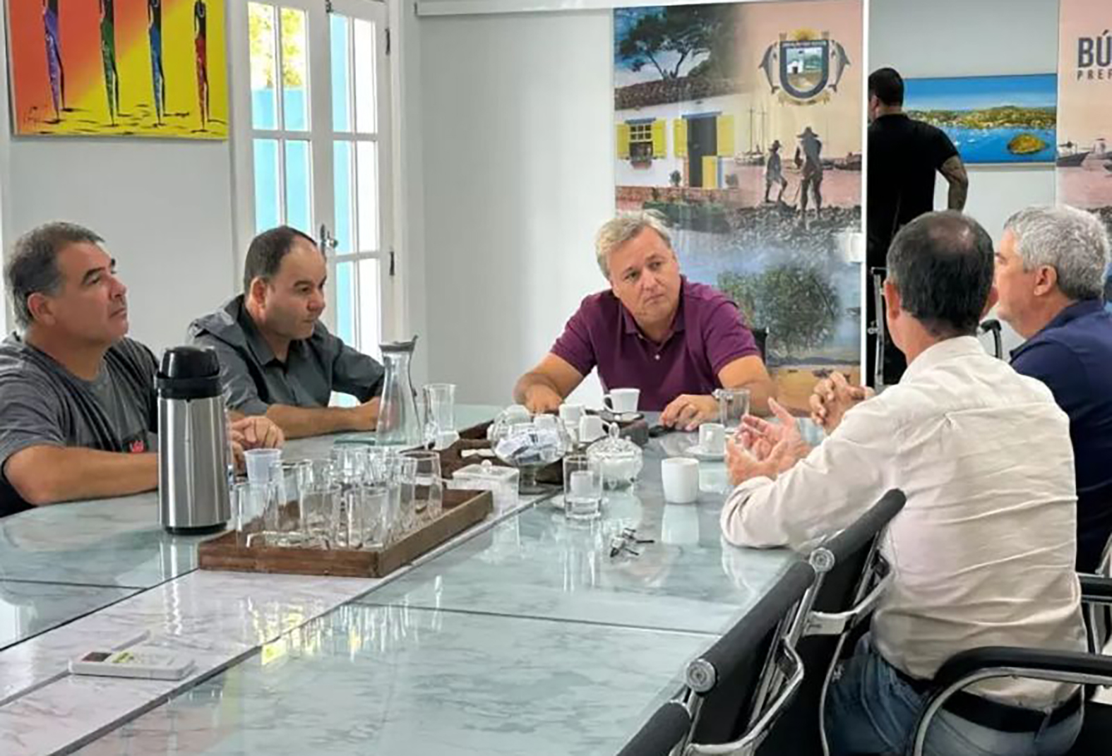 Búzios planeja resposta à proibição da Interfarma sobre congressos médicos na região; entidade nega