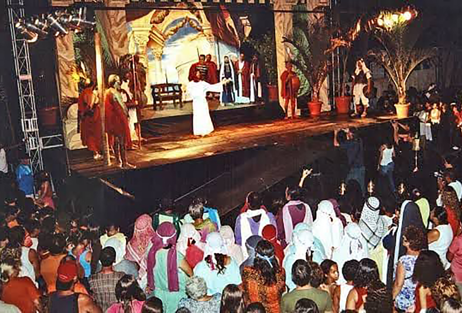 Encenação da Via Sacra celebra 25 anos e mobiliza fiéis pelas ruas de Búzios