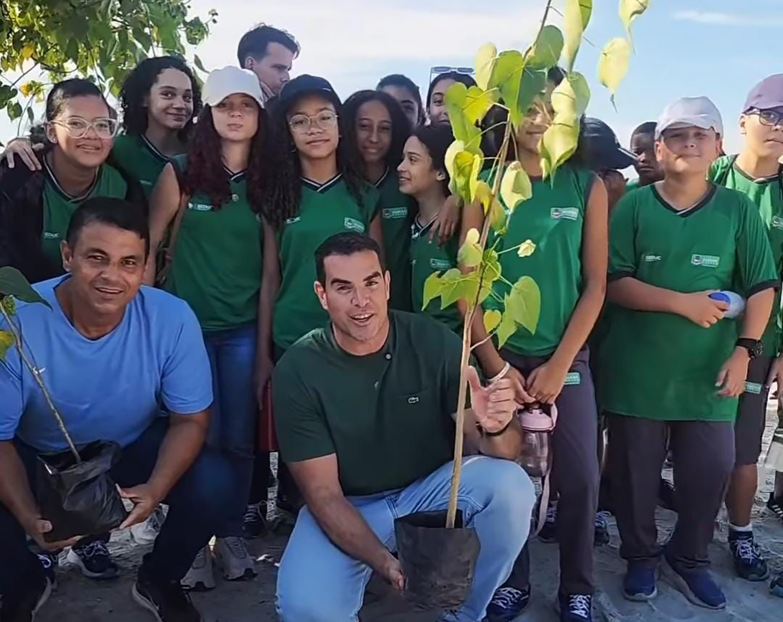 Com participação de alunos, Iguaba Grande dá início a programa de reflorestamento urbano com 2.200 árvores