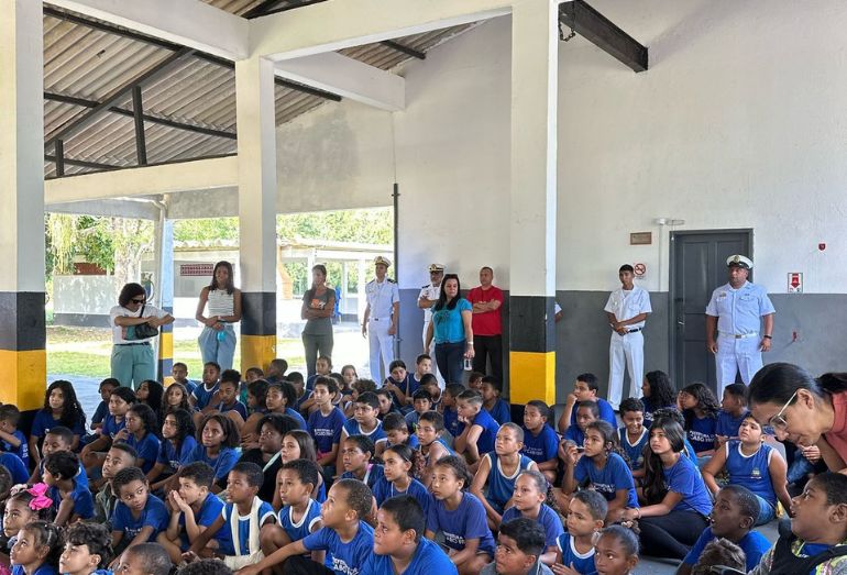 Estudantes da E.E.M. Francisca Nazareth de Souza participam de atividade educativa na Estação Radiogoniométrica