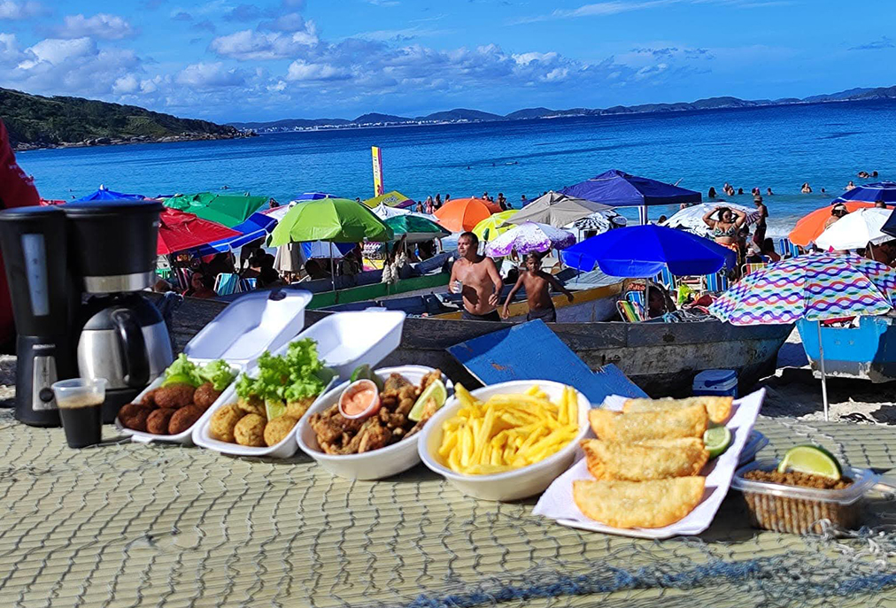 Gastronomia, samba e tradição local agitam a orla da Prainha, em Arraial, no dia 29