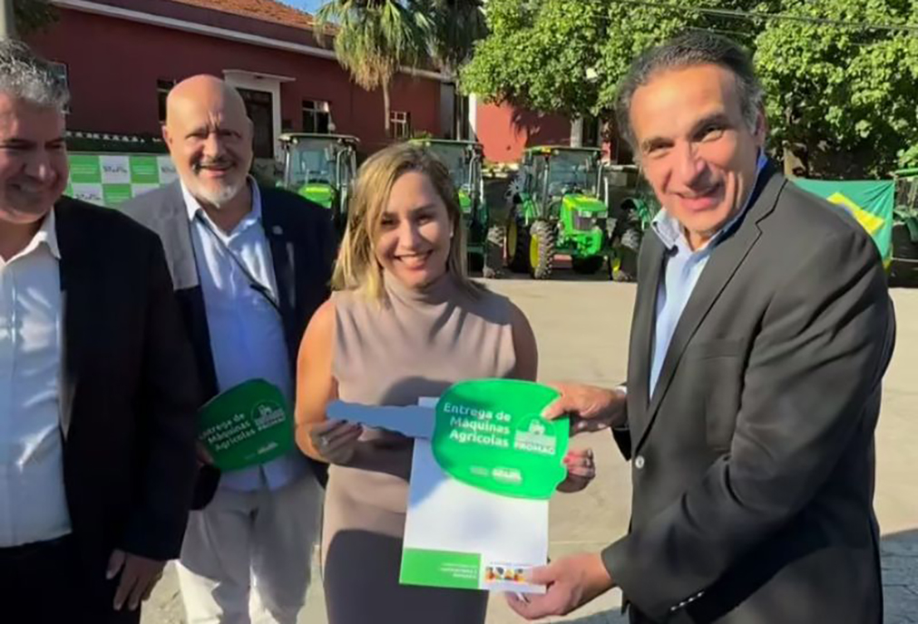 Araruama é beneficiada com trator de programa do Ministério da Agricultura
