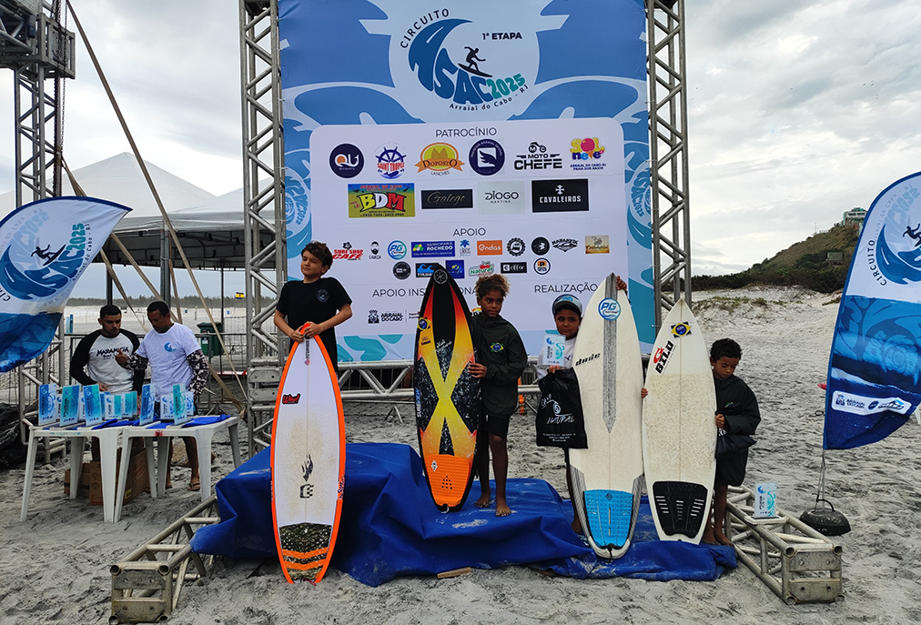 Frio, garoa e ondas fortes marcam campeonato de surf em Arraial do Cabo