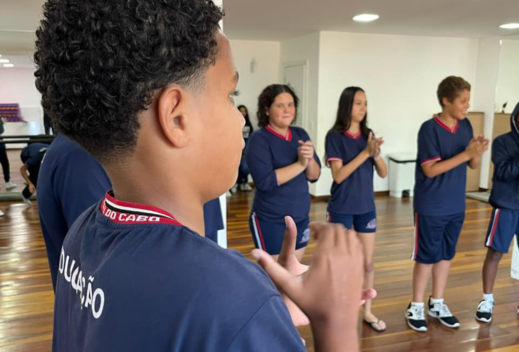 Tradição e movimento: capoeiristas se encontram em Arraial do Cabo