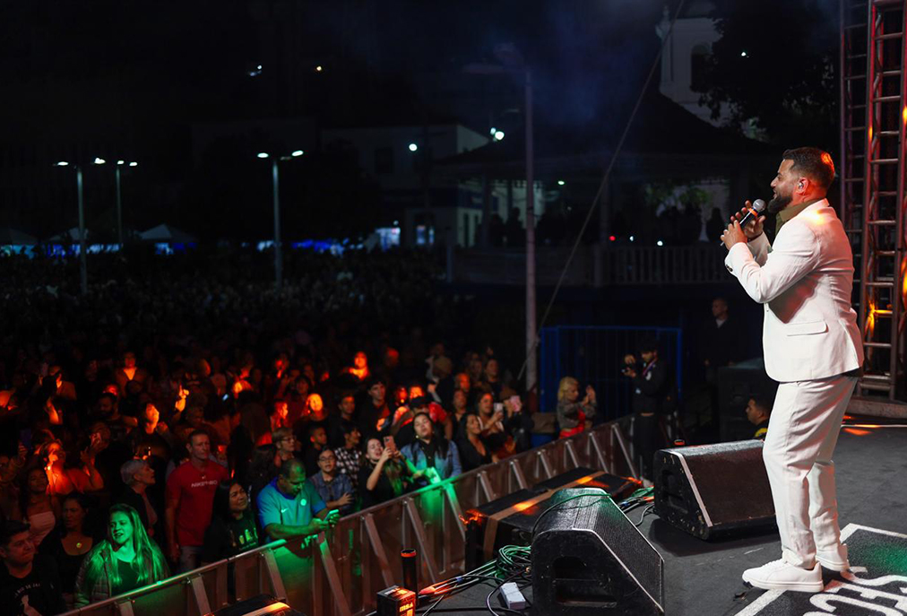 Tiee emociona fãs em Cabo Frio durante a Festa da Padroeira