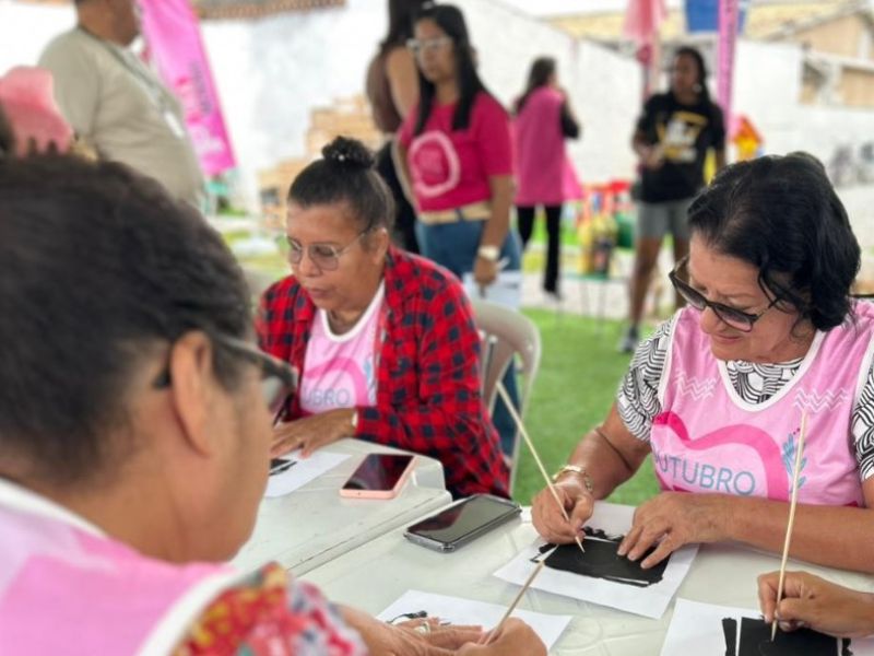 Oficina mistura artes plásticas e assistência social para mulheres de Saquarema