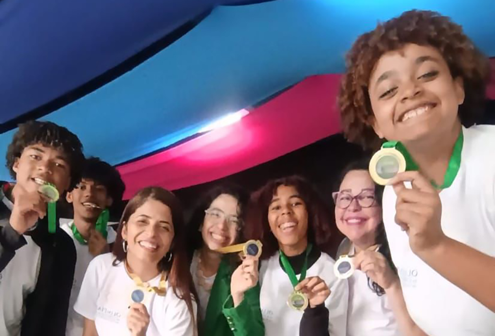 Estudantes da rede pública de Cabo Frio recebem medalhas por projetos sobre quilombolas e inclusão social