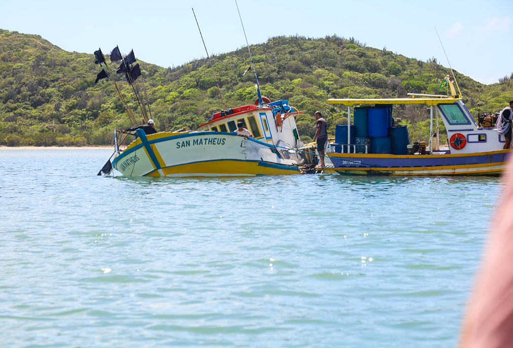 Operação remove embarcação “San Matheus” encalhada no Canal do Itajuru