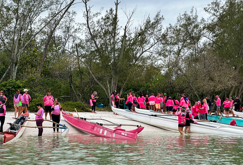 Mulheres enfrentam o câncer com força e leveza com canoagem e café da manhã na Ilha do Japonês em Cabo Frio