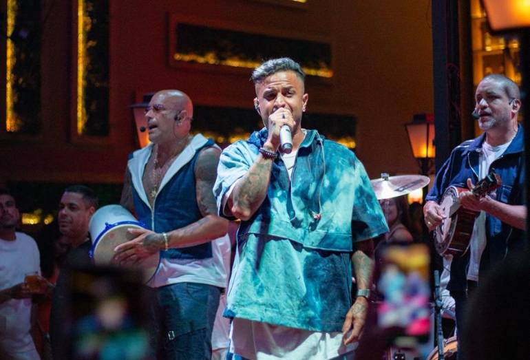 Clareou celebra 15 anos de carreira e lança 