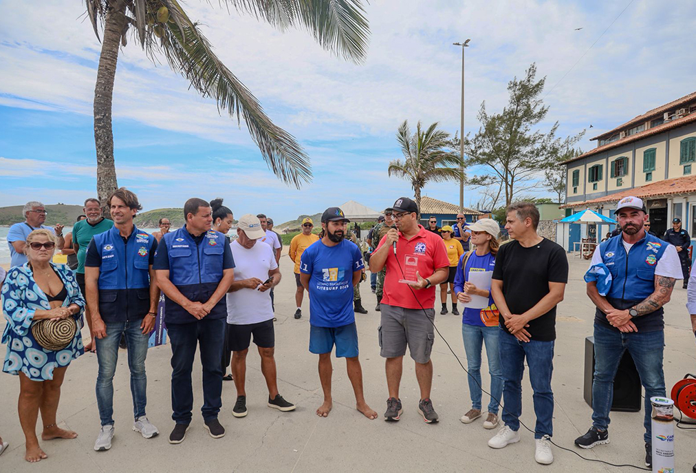 Cabo Frio abre temporada 2025 2026 com hasteamento no Peró