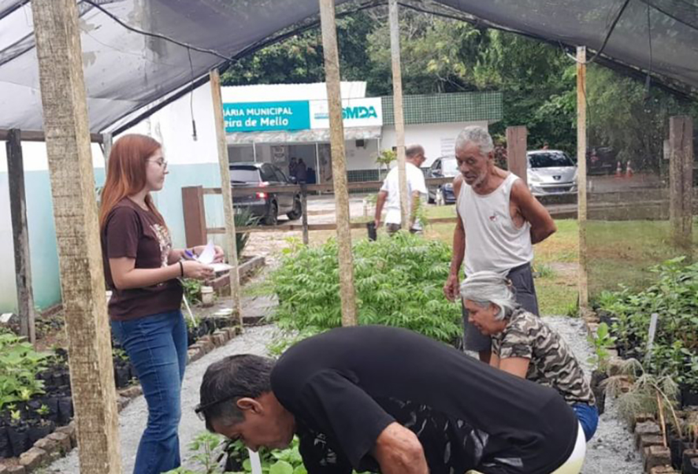 Projeto Viveiro da Vida realiza doação de mudas para moradores de Saquarema