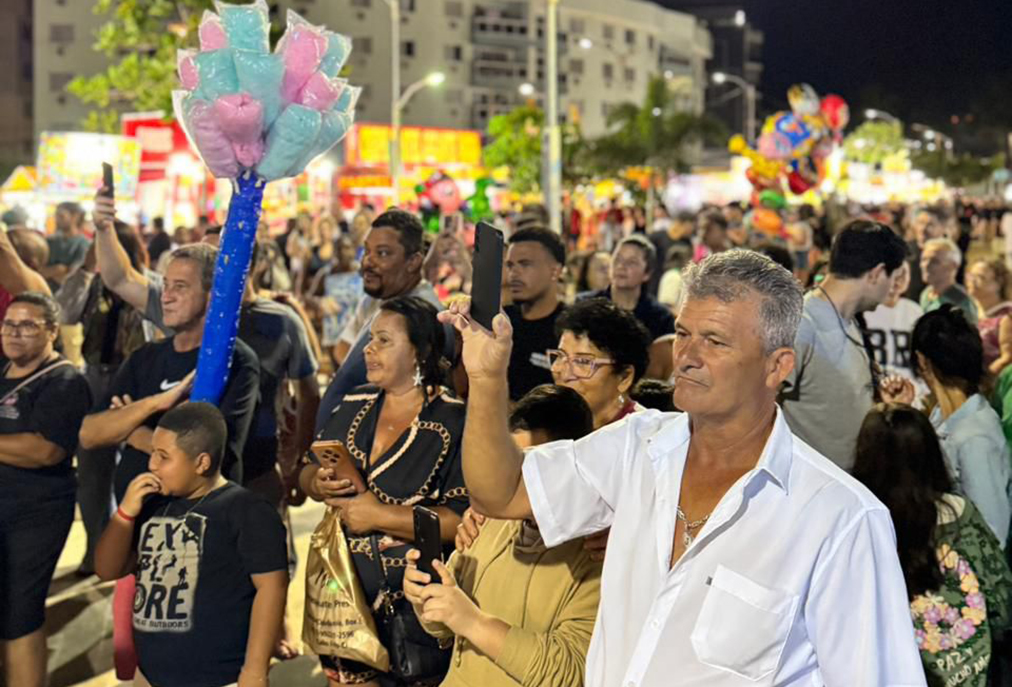 Folia de Reis reúne público e tradição na praça da cidadania em Cabo Frio