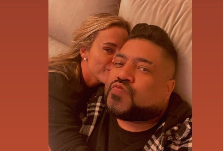 A fila andou? Magal surge em clima de romance com loira nas redes sociais