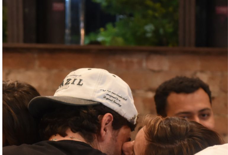 Melody é vista em clima de romance com ex de Mari Menezes em quiosque no Rio