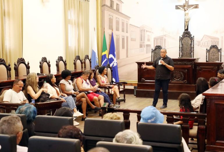 Servidores da UFRJ fazem visita-aula ao prédio histórico do Centro Cultural do Legislativo de Macaé
