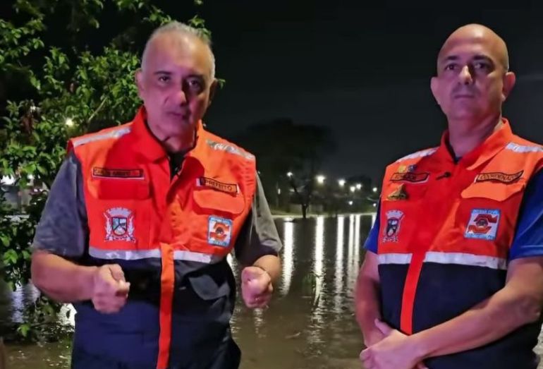 Prefeito de Rio das Ostras passa madrugada vistoriando canais devido às chuvas no município