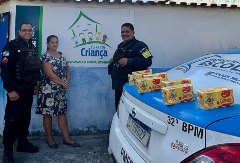 Ação da PM leva chocolates para crianças em situação de vulnerabilidade em Rio das Ostras