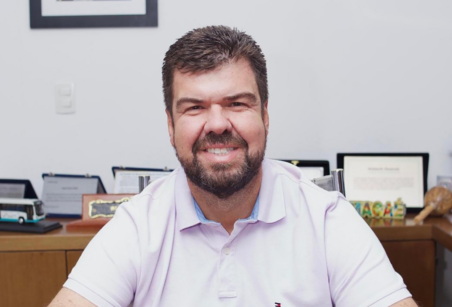 Prefeito de Macaé posta vídeo comemorando números da geração de empregos na cidade em 2025