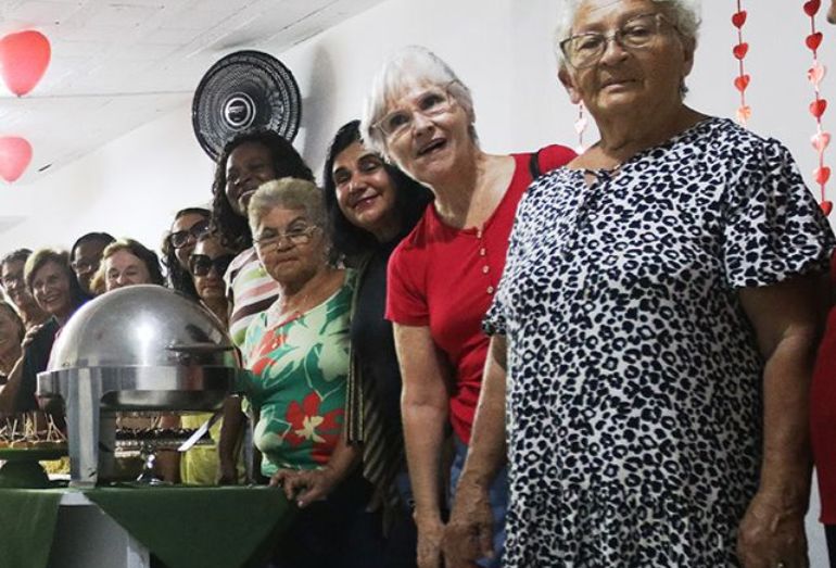 Programa Cidade da Melhor Idade em Macaé, antecipa Dia das Mães com festa emocionante e desfile de idosas
