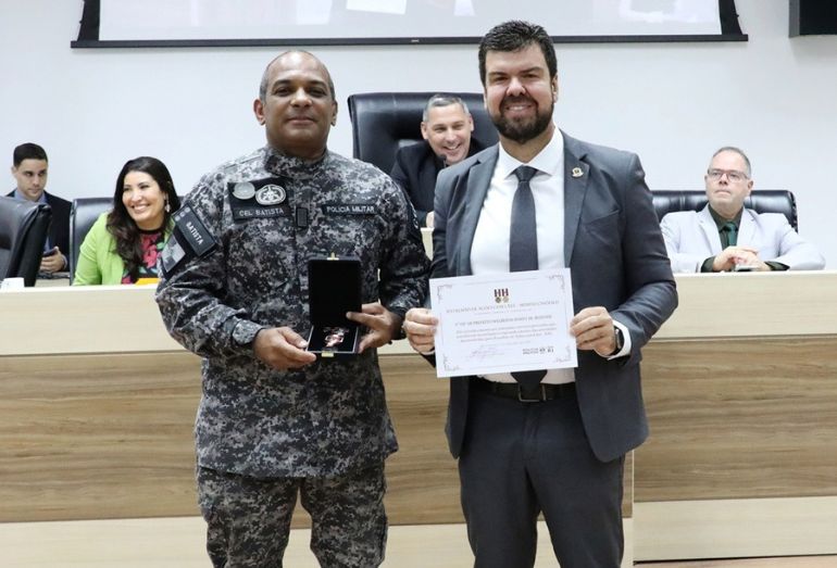 Medalha de honra é concedida ao prefeito Welberth por dedicação à segurança em Macaé