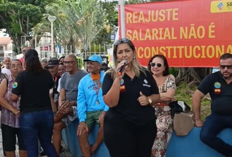 Funcionários públicos realizam ato por reajuste salarial na Prefeitura de Campos