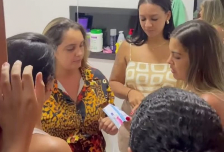 Mulher de Silva Jardim ganha testes de parentes e descobre gravidez em família