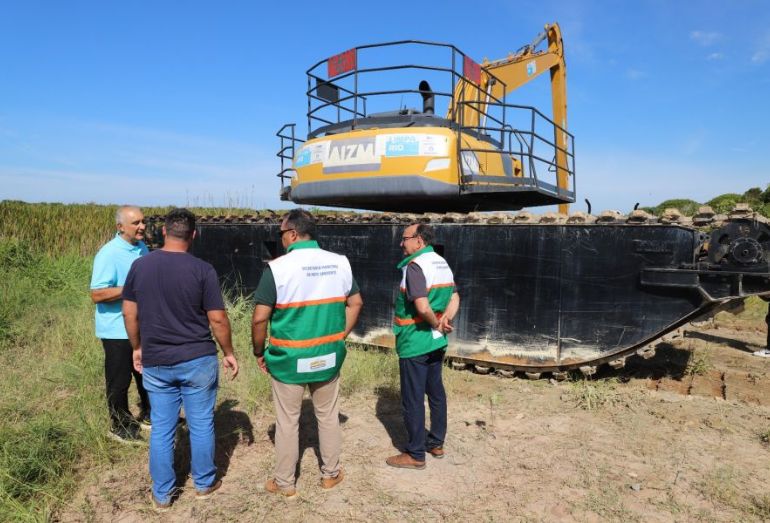 Prefeitura de Rio das Ostras inicia limpeza na Lagoa do Iriry para conter degradação