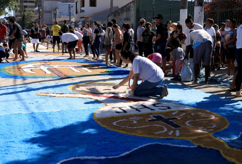 Tapetes de sal vão alterar trânsito em Macaé no feriado de Corpus Christi