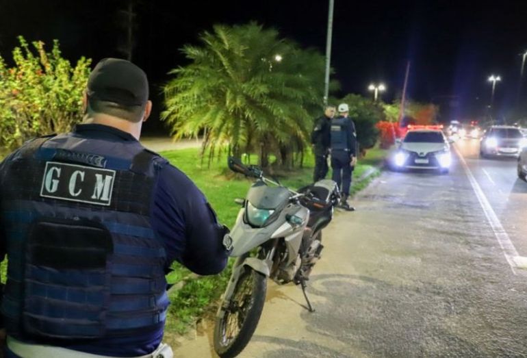 Operação na RJ-106, em Rio das Ostras, visa coibir infrações de trânsito no feriadão