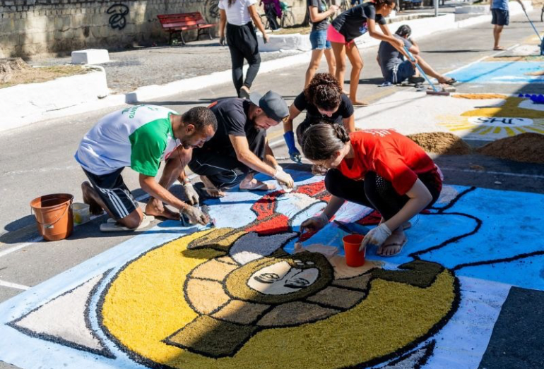 Tradição dos tapetes de sal marca procissão de Corpus Christi em Silva Jardim