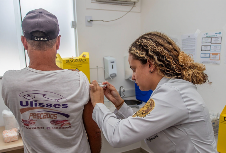 Vacinação contra influenza segue em Macaé, que também começa a imunizar contra a dengue