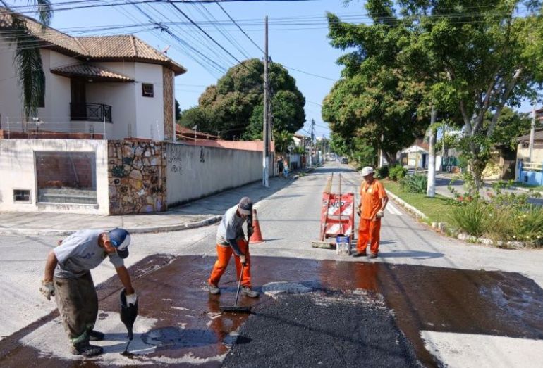 Rio das Ostras segue com serviços de recuperação asfáltica em vários bairros