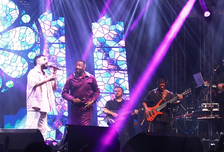 Mumuzinho reúne multidão em apresentação na Expo Macaé 2025