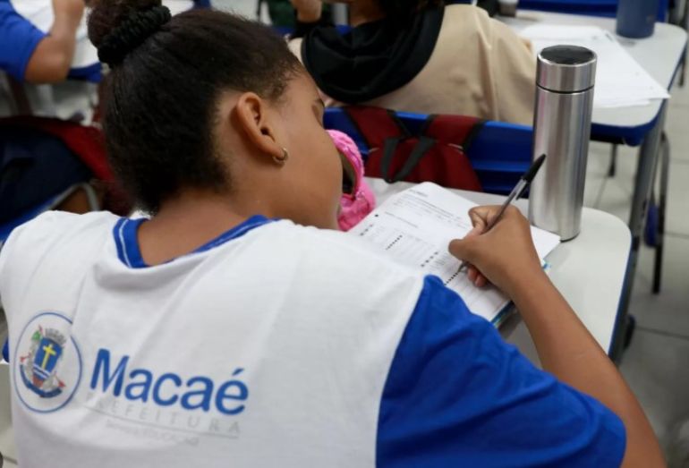 Pais devem se cadastrar no novo app do Educa+Macaé para garantir materiais e uniformes