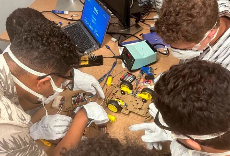 Parceria com empresa ajuda a ampliar qualificação de jovens de Rio das Ostras