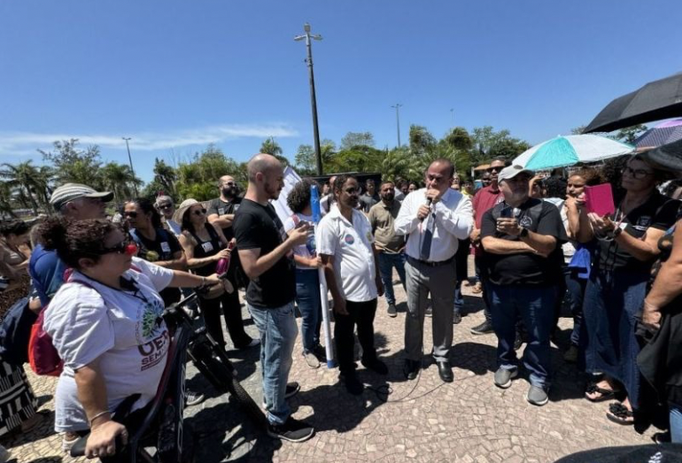 Manifestação da Educação tem presença do procurador de Rio das Ostras