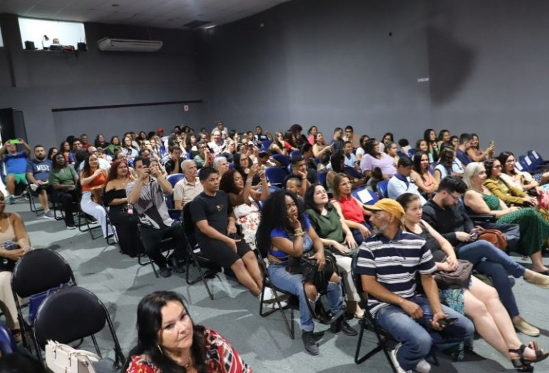 Evento no Teatro de Rio das Ostras premia 46 textos de estudantes da rede pública municipal