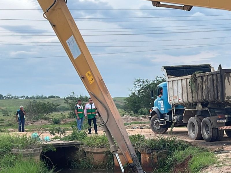 Bairro de Rio das Ostras recebe ações do Programa Limpa do Rio, do governo estadual