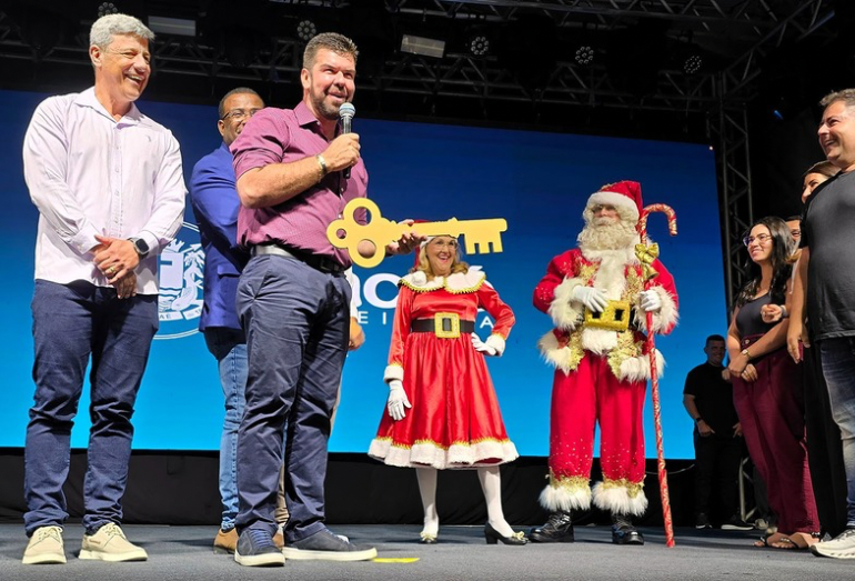 Prefeito entrega chave da cidade ao Papai Noel na abertura do Natal Magia em Macaé