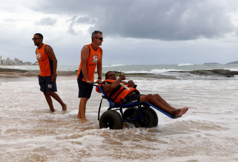 Inclusão marca a volta do projeto “Verão para Todos” na Praia dos Cavaleiros